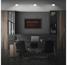 Modern eingerichtetes Büro mit drei Deckenleuchten und Briloner Logo an der Wand.