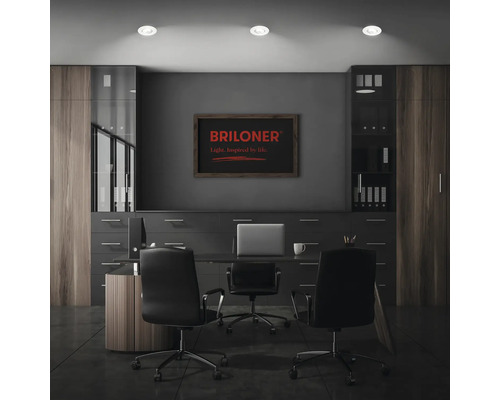 Modern eingerichtetes Büro mit drei Deckenleuchten und Briloner Logo an der Wand.