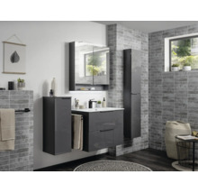 Modernes Badezimmermöbel-Set in Grau mit Waschtischunterschrank, Spiegelschrank und zwei Hochschränken vor einer Wand in Steinoptik.