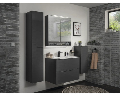 Modernes, organisiertes Badezimmer-Möbelset in Anthrazit, bestehend aus Waschtischunterschrank, Spiegelschrank mit Beleuchtung und Hochschrank.