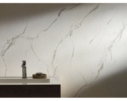 Modernes Badezimmer mit strukturierter Wand in Marmoroptik hinter einem Waschbecken und einer verchromten Armatur.