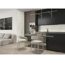 Moderne Küche und Wohnbereich mit dunkelgrauen Rillenfronten, Rückwand in Marmoroptik, Fischgrätparkett und minimalistischen Möbeln.