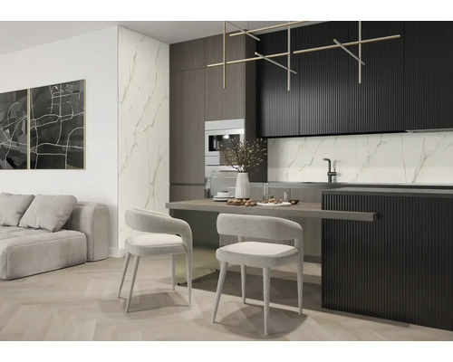 Moderne Küche und Wohnbereich mit dunkelgrauen Rillenfronten, Rückwand in Marmoroptik, Fischgrätparkett und minimalistischen Möbeln.