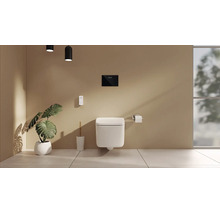 Modernes Badezimmer mit wandhängendem WC, Betätigungsplatte, Fernbedienung, Toilettenbürste und Monstera-Pflanze.