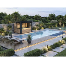 Moderner Garten mit Pool, Gartenbar aus Holz und Metall, Sonnenliegen auf einer Holzterrasse und integrierter Außenbeleuchtung.
