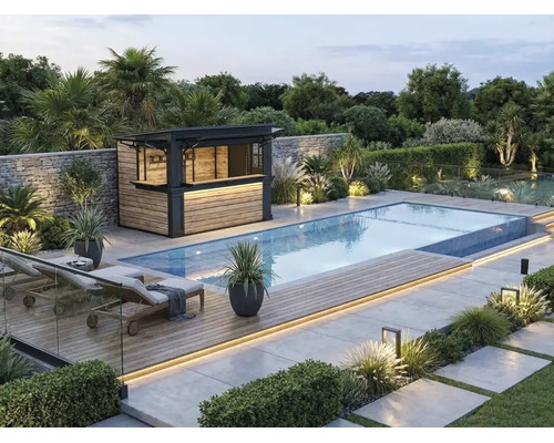 Moderner Garten mit Pool, Gartenbar aus Holz und Metall, Sonnenliegen auf einer Holzterrasse und integrierter Außenbeleuchtung.