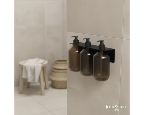 Wandhalterung aus Metall für drei Seifenspender aus Glas in einem hellen, organisierten Badezimmer. Jean & Len Home Logo.