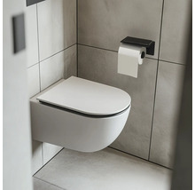 Modernes Badezimmer mit wandhängender Toilette und schwarzem Toilettenpapierhalter mit Ablage für ein Smartphone an grau gefliesten Wänden.