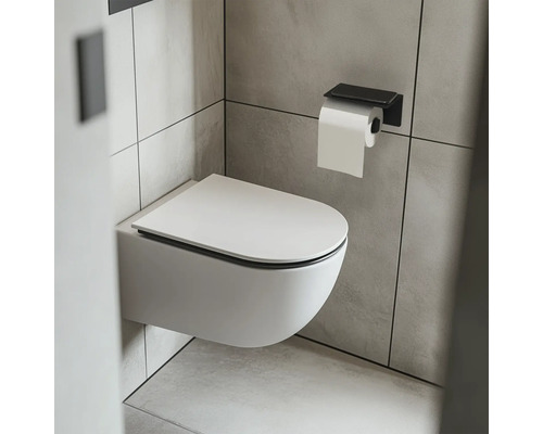 Modernes Badezimmer mit wandhängender Toilette und schwarzem Toilettenpapierhalter mit Ablage für ein Smartphone an grau gefliesten Wänden.