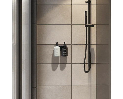 Moderne Dusche mit schwarzem Seifenspender-Halter für zwei Flaschen, schwarzer Duscharmatur und großformatigen beigen Wandfliesen.