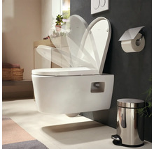 Wand-Hänge-WC mit Absenkautomatik in modernem Badezimmer mit Treteimer und Toilettenpapierhalter.