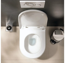 Wandhängende Toilette mit offenem Deckel in Draufsicht, Betätigungsplatte, Toilettenbürste und Treteimer im modernen Badezimmer.