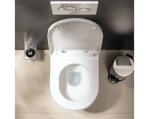 Wandhängende Toilette mit offenem Deckel in Draufsicht, Betätigungsplatte, Toilettenbürste und Treteimer im modernen Badezimmer.