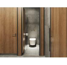 Modernes Badezimmer mit wandhängendem WC, großen grauen Steinfliesen und Holztüren mit schwarzem Rahmen. Hell und organisiert gestaltet.