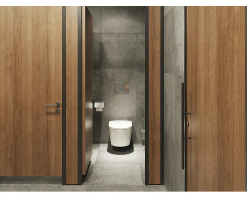 Modernes Badezimmer mit wandhängendem WC, großen grauen Steinfliesen und Holztüren mit schwarzem Rahmen. Hell und organisiert gestaltet.