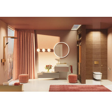 Modernes Badezimmer mit Waschtischunterschrank, rundem beleuchtetem Spiegel, Wand-WC und goldenem Duschset. Mit Holzpaneelen und Dachfenster.