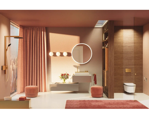 Modernes Badezimmer mit Waschtischunterschrank, rundem beleuchtetem Spiegel, Wand-WC und goldenem Duschset. Mit Holzpaneelen und Dachfenster.