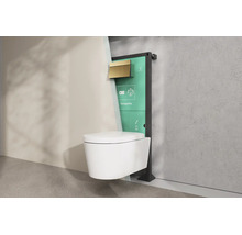 Wandhängendes Keramik-WC mit Montageelement für die Vorwandinstallation und einer goldfarbenen Betätigungsplatte.
