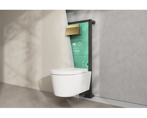 Wandhängendes Keramik-WC mit Montageelement für die Vorwandinstallation und einer goldfarbenen Betätigungsplatte.