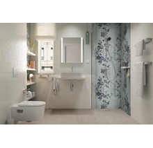 Helles, modernes Badezimmer mit ebenerdiger Dusche, floralen Fliesen, Wand-WC, rechteckigem Waschbecken, Lichtspiegel und Boden in Holzoptik.