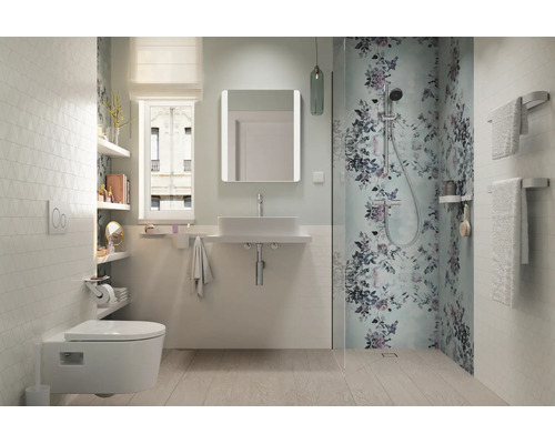 Helles, modernes Badezimmer mit ebenerdiger Dusche, floralen Fliesen, Wand-WC, rechteckigem Waschbecken, Lichtspiegel und Boden in Holzoptik.