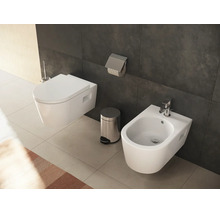 Modernes Badezimmer mit wandhängendem WC, Bidet mit verchromter Armatur, Treteimer und Toilettenpapierhalter vor dunklen Fliesen.