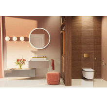 Modernes Badezimmer mit rundem LED-Spiegel, wandhängendem Waschbecken mit goldener Armatur, Wand-WC und Holzverkleidung.