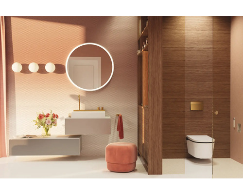 Modernes Badezimmer mit rundem LED-Spiegel, wandhängendem Waschbecken mit goldener Armatur, Wand-WC und Holzverkleidung.
