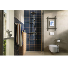 Modernes Badezimmer mit blauen Quadratfliesen in der Dusche, Wandtoilette, Duschsystem und Handtuchhalter.