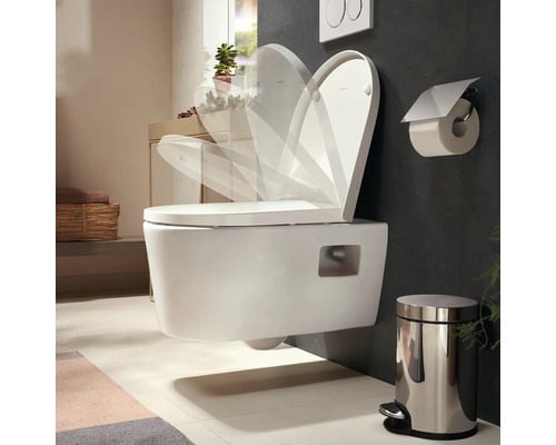 Wand-Hänge-WC mit Absenkautomatik in modernem Badezimmer mit Treteimer und Toilettenpapierhalter.