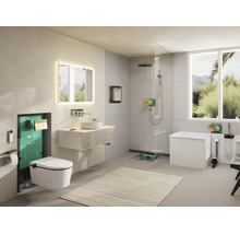 Modernes, helles Badezimmer mit Hansgrohe Logo und sichtbaren Installationssystemen für Wandtoilette, Waschbecken, Dusche und Badewanne.