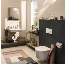 Helles, organisiertes Badezimmer im modernen Stil mit wandhängendem WC, rechteckigem Waschbecken, Spiegel und dekorativen Elementen.