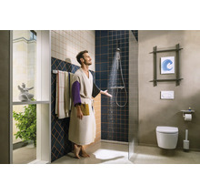 Modernes, helles Badezimmer mit offener Dusche, Glaswand, wandhängender Toilette und gefliesten Wänden.