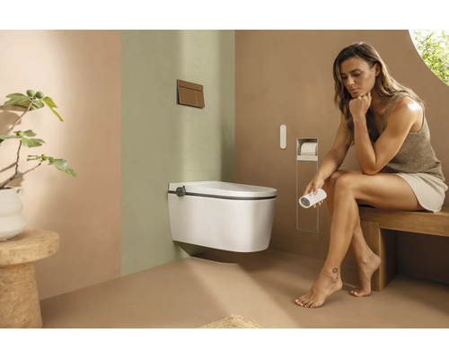 Modernes Badezimmer mit wandhängender Duschtoilette, Fernbedienung und minimalistischer Einrichtung in Erdtönen.