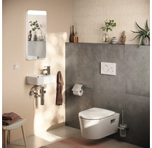 Modernes Gäste-WC mit wandhängender Toilette, kompaktem Handwaschbecken, beleuchtetem Spiegel und Drückerplatte.