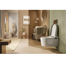 Modernes, helles Badezimmer mit wandhängender Toilette, Waschtisch mit Unterschrank und minimalistischem Design.