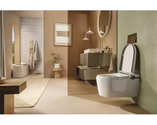 Modernes, helles Badezimmer mit wandhängender Toilette, Waschtisch mit Unterschrank und minimalistischem Design.