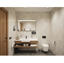 Modernes Badezimmer mit Holzwashunterschrank, weißem Waschbecken, schwarzer Armatur, beleuchtetem Spiegel und Wand-WC vor hellen Fliesen.