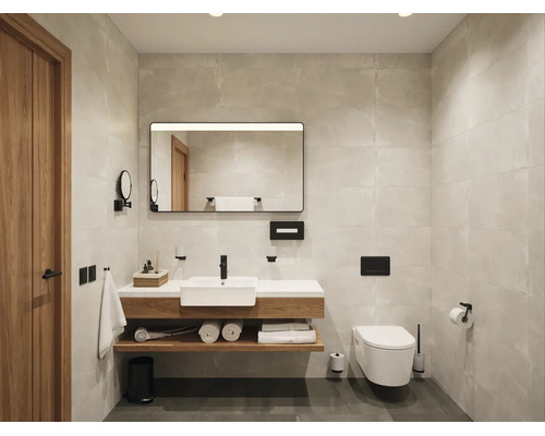 Modernes Badezimmer mit Holzwashunterschrank, weißem Waschbecken, schwarzer Armatur, beleuchtetem Spiegel und Wand-WC vor hellen Fliesen.