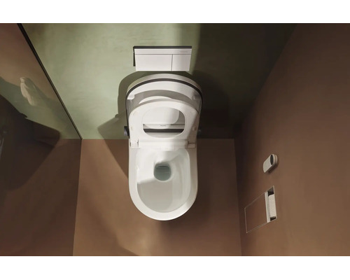 Draufsicht auf ein modernes, wandhängendes Dusch-WC aus weißer Keramik in einem minimalistisch gestalteten Badezimmer mit Betätigungsplatte.