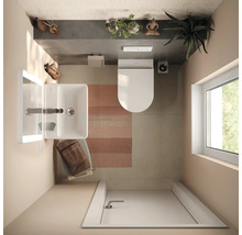 Draufsicht auf ein modernes, helles Badezimmer mit weißem Waschbecken, Wandtoilette, gestreiftem Teppich und Tageslicht durch ein Fenster.
