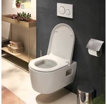 Wand-WC mit geöffnetem Deckel, Betätigungsplatte, Toilettenpapierhalter und Abfalleimer in einem modern gestalteten Badezimmer.