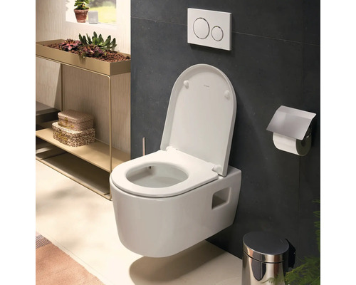 Wand-WC mit geöffnetem Deckel, Betätigungsplatte, Toilettenpapierhalter und Abfalleimer in einem modern gestalteten Badezimmer.
