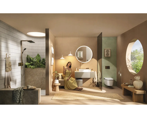 Helles, modernes Badezimmer mit ebenerdiger Dusche, rundem beleuchtetem Spiegel, wandhängender Toilette und natürlichen Materialien.
