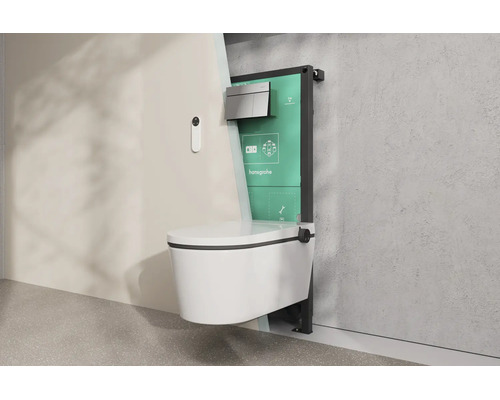 Dusch-Toilette mit Vorwandelement, Hansgrohe Logo, Betätigungsplatte und Wandfernbedienung in einem hellen, modernen Badezimmer.