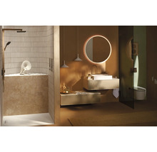 Modernes Badezimmer in Erdtönen mit begehbarer Dusche, wandhängendem Waschtisch, beleuchtetem Rundspiegel und wandmontiertem WC.