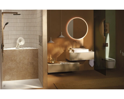 Modernes Badezimmer in Erdtönen mit begehbarer Dusche, wandhängendem Waschtisch, beleuchtetem Rundspiegel und wandmontiertem WC.