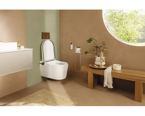 Modernes Badezimmer mit weißem Dusch-WC zur Wandmontage, Holzbank und rundem Fenster. Minimalistisches Design in Erdtönen.