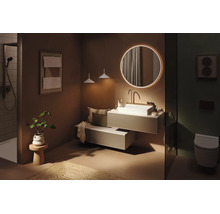 Modernes Badezimmer mit rundem, beleuchtetem Spiegel, weißem Aufsatzwaschbecken auf einem hängenden Waschtisch, Duschbereich und Wand-WC.