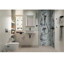 Modernes, helles Badezimmer mit wandhängendem WC, weißem Waschtisch, schwarzer Armatur und Dusche mit floralem Muster.